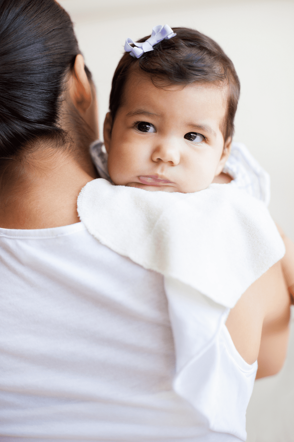 how-to-avoid-baby-spit-up-baby-settler-helping-parents